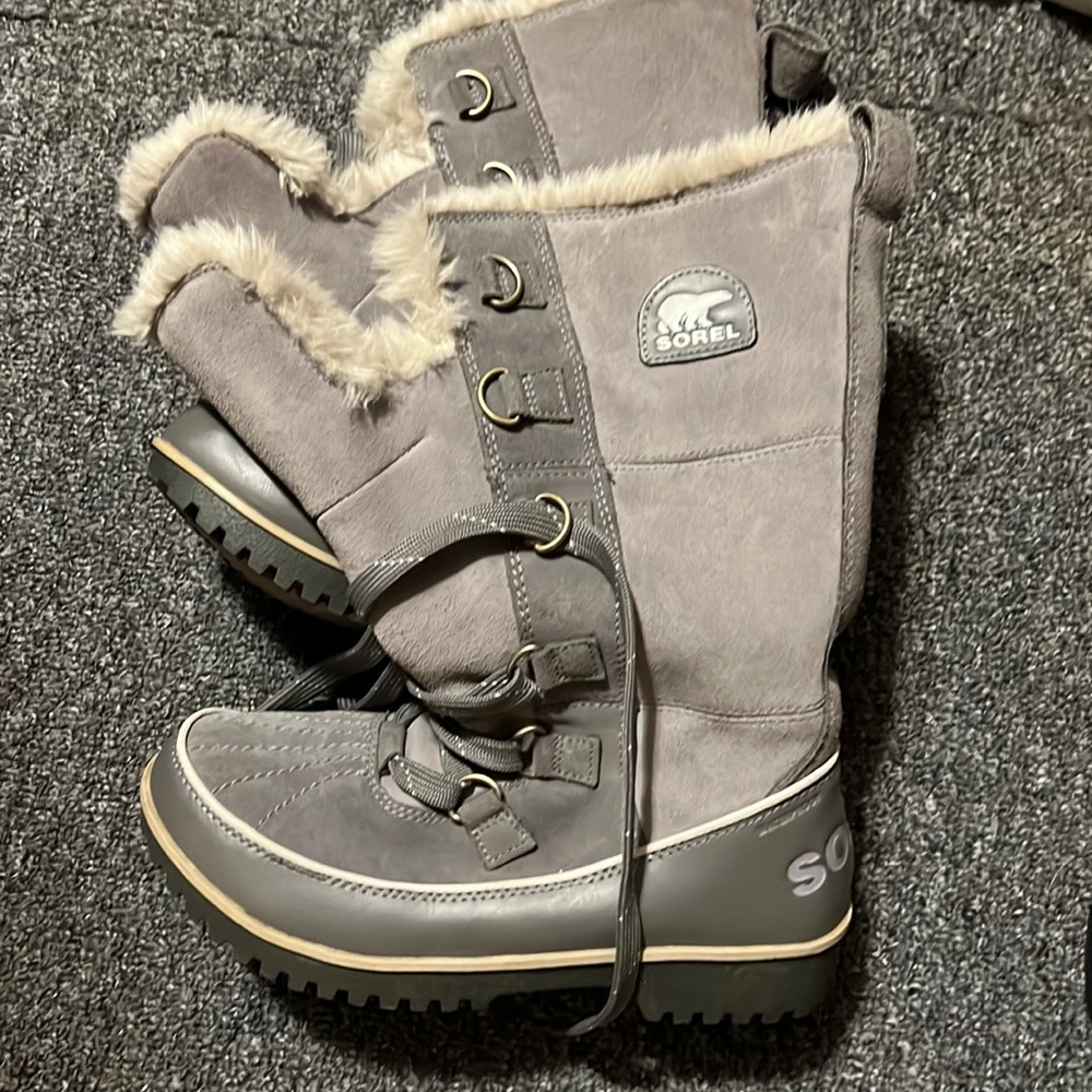 I sell my boots is to small for my size 6/5 brand Sorel never I use